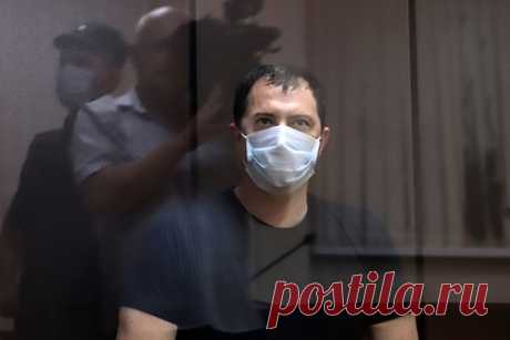 Суд арестовал имущество владельца золотого унитаза. Промышленный районный суд Ставрополя наложил обеспечительные меры на 22 объекта недвижимости и шесть автомобилей, принадлежащих семье бывшего начальника управления ГИБДД Ставропольского края Алексея Сафонова. Решение об аресте активов принято по ходатайству Генпрокуратуры, родственники пытались переписать активы.