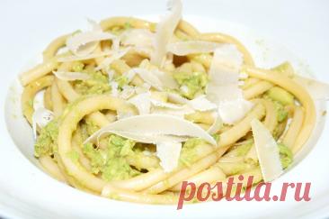 Спагетти с пармезаном и авокадо Спагетти с пармезаном и авокадо - это легкое и сытное блюдо, которое сочетает в себе свежесть авокадо и пикантность сыра пармезан. Это блюдо идеально подходит для любителей авокадо, которые оценят его насыщенный вкус. Простое в приготовлении, оно станет отличным выбором для быстрого обеда или ужина.