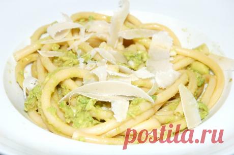 Спагетти с пармезаном и авокадо Спагетти с пармезаном и авокадо - это легкое и сытное блюдо, которое сочетает в себе свежесть авокадо и пикантность сыра пармезан. Это блюдо идеально подходит для любителей авокадо, которые оценят его насыщенный вкус. Простое в приготовлении, оно станет отличным выбором для быстрого обеда или ужина.