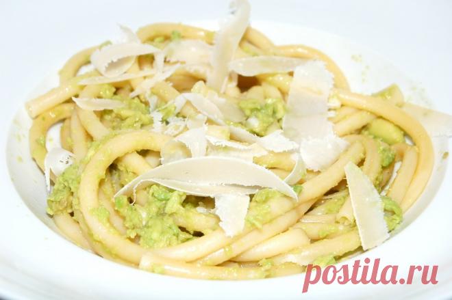 Спагетти с пармезаном и авокадо Спагетти с пармезаном и авокадо - это легкое и сытное блюдо, которое сочетает в себе свежесть авокадо и пикантность сыра пармезан. Это блюдо идеально подходит для любителей авокадо, которые оценят его насыщенный вкус. Простое в приготовлении, оно станет отличным выбором для быстрого обеда или ужина.