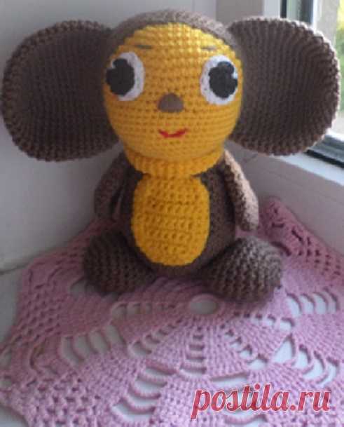 Персонаж мультфильма - чебурашка, связанный крючком.