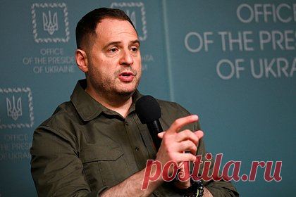 В офисе Зеленского пришли к переосмыслению киевской формулы мира. В Киеве согласились переосмыслить формулу мира, предложенную Владимиром Зеленским. Об этом сообщил глава офиса президента (ОП) Украины Андрей Ермак после разговора с советником президента США по нацбезопасности Джейком Салливаном. В консультациях примут участие представители США, Великобритании, Германии и Франции.