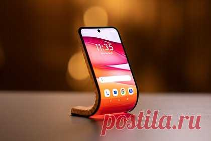 Motorola представила смартфон-браслет. Motorola показала концепт смартфона с корпусом по типу браслета. Аппарат получил гибкий дисплей — его можно согнуть и надеть на запястье, чтобы носить в качестве браслета. Девайс получил 6,9-дюймовый pOLED-дисплей, который может изгибаться под любым углом. Для ношения на руке устройство имеет магнитную застежку.