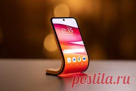 Motorola представила смартфон-браслет. Motorola показала концепт смартфона с корпусом по типу браслета. Аппарат получил гибкий дисплей — его можно согнуть и надеть на запястье, чтобы носить в качестве браслета. Девайс получил 6,9-дюймовый pOLED-дисплей, который может изгибаться под любым углом. Для ношения на руке устройство имеет магнитную застежку.