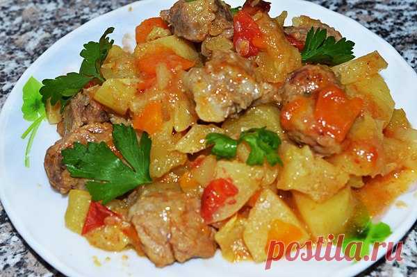ЖАРКОЕ В МУЛЬТИВАРКЕ!

ИНГРЕДИЕНТЫ:

700 г мяса;
7-8 штук картофеля ;
2 головки репчатого лука;
3 столовые ложки растительного масла;
2 морковки ;
соль, перец.

ПРИГОТОВЛЕНИЕ:

Хорошо промойте проточной водой мясо. Обсушите его слегка. Нарежьте его на небольшие кусочки.

Почистите и помойте картофель.
Очищенный лук нарежьте, а морковь натрите на крупной терке.

Налейте в мультиварку растительное масло. Включите режим «Выпечка».
В разогретое масло выложите сначала морковь, ...