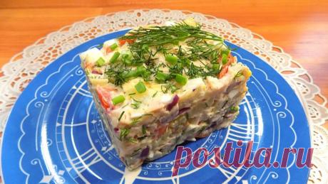Рецепт вкусного салата из куриной грудки Приветствую вас на нашей кулинарной страничке! Сегодня мы поговорим о изысканном салате с копченой куриной грудкой и сыром, который отлично подойдет для любого торжества или повседневного ужина. Богатый вкус копченой курицы в гармонии с мягким сыром и свежей зеленью, придает этому блюду...