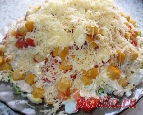 САЛАТ С КУРИЦЕЙ, СЫРОМ И СУХАРИКАМИ ●