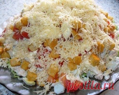 САЛАТ С КУРИЦЕЙ, СЫРОМ И СУХАРИКАМИ ●