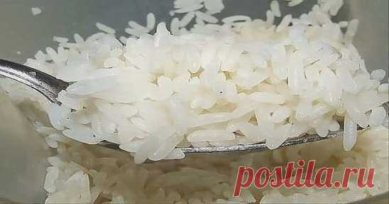 Эти 3 хитрости не дадут слипнуться рису никогда! Совет под №2 стал для меня настоящим открытием…
Многие хозяйки не любят готовить блюда из риса из-за того, что он очень часто слипается, скатывается в комочки или же совсем не доваривается. Мы хотим поделиться с вами хитростями, благодаря которым ваш рис всегда будет идеальным. 
Для того чтобы приготовить рассыпчатый рис, не нужно быть шеф-поваром. И вы можете сами в этом убедиться! 
Замочите рис перед приготовлением 
Если вы последуете этому со