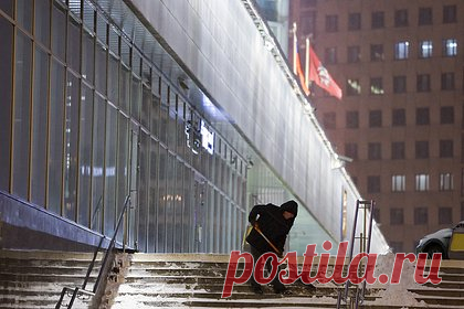 Несколько российских регионов предупредили об опасных погодных аномалиях. Опасные погодные аномалии ожидаются в Москве, Краснодарском крае, Крыму и на Сахалине. Об экстремальных явлениях предупредил жителей нескольких регионов научный руководитель Гидрометцентра Роман Вильфанд. По словам метеоролога, на юге будет сильный ветер — до 25 метров в секунду.