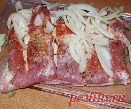 СУПЕР ГРУДИНКА - ПАЛЬЧИКИ ОБЛИЖЕШЬ!!!
Ингредиенты
1,5 кг грудинки;
4 шт лука репчатого;
1 головка чеснока;
соль, перец, лавровый лист;
1/2 стакана газированной воды.
Приготовление:
Шкурка на моих кусочках была тонкая, но следуя советам оригинального рецепта, я ее сняла.Грудинку нарежем крупными ломтями (не до конца).Натираем солью, перцем, добавила для жгучести еще и кайенского. В разрезы вставила крупно порезанный чеснок, помяла полукольца лука и обложила мясо, присыпала измельченным лавров