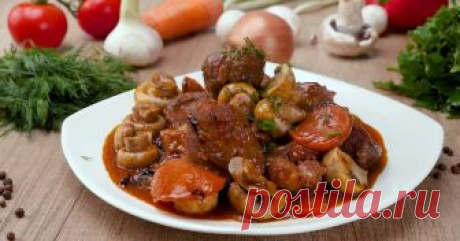 Бёф бургиньон: нежная говядина с грибами в густом винном соусе Блюдо с глубоким и насыщенным вкусом. Гурманы оценят! Ингредиенты: Филе говядины 500 г Грибы шампиньоны 400 г Лук репчатый 2 шт. Мука пшеничная 2 ст. л. Масло сливочное 2 ст.л. Бульон говяжий 800 мл Вино белое сухое 300 мл Чеснок дольки 4 шт. Соль 1 ч. л. Перец чили молотый 1 щепотка Масло оливковое 2 ст. Л Приготовление: 1. Говядину нарезать порционными кусочками и обжарить на оливковом масле. 2. Добавить нарезанный пластинами чес…