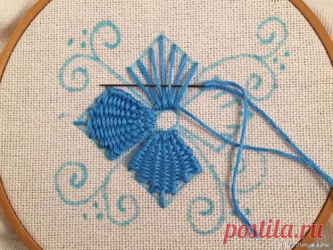 Красивая вышивка, сделанная переплетением нитей!