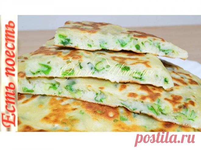 Ленивые лепешки с зеленью готовятся быстрее пирожков, без возни с тестом, а получаются не менее вкусными. Зеленый лук и травы сохраняют свой цвет, вкус и аромат. Количество зелени берите на свое усмотрение.