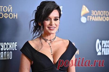 Внешность Бородиной на новом фото высмеяли в сети. Российская телеведущая Ксения Бородина разместила новое фото, которое высмеяли в сети. На размещенном снимке 40-летняя звезда предстала в красном вечернем платье до колена, декорированном длинным поясом. Помимо этого, она надела черные капроновые колготки и туфли-лодочки на шпильке.