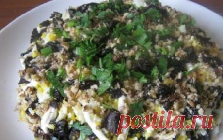 Салат из курицы с черносливом "Дамский каприз" 

Простой, но очень вкусный слоеный салата к праздничному столу. Дуэт "курица и чернослив" дают превосходный результат. Рекомендую в салаты на Новый год. Так что, если вы ищете новогодние салаты 2018 с фото, рецепты простые салаты на Новый год или необычные салаты к празднику, приготовьте салат "Дамский каприз"! 

Автор 
Людмила Владимировна 

Продукты (на 10 порций) 

Куриная грудка - 500 г 
Яйца куриные - 4-5 шт. 
Огурец све...