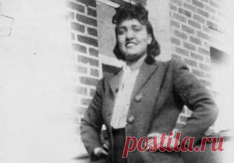 Генриетта Лакс: умершая женщина, которая «живёт» уже 70 лет Американская домохозяйка Генриетта Лакс умерла в 1951 году. После смерти она стала чем-то вроде «Франкенштейна» – клетки тела негритянки продолжают жить самостоятельной жизнью на протяжении уже почти 70 лет.