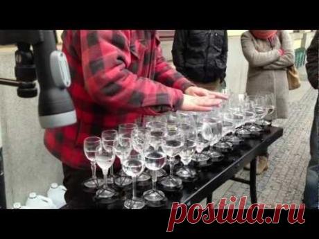 Street artist playing Hallelujah with crystal glasses