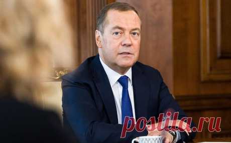 Медведев назвал ядерное оружие скрепой России. Для России и для других стран ядерное оружие играет роль скрепы, которая «собирает государство», считает Медведев. Он в очередной раз напомнил о праве России использовать такое оружие в случае угрозы существованию страны