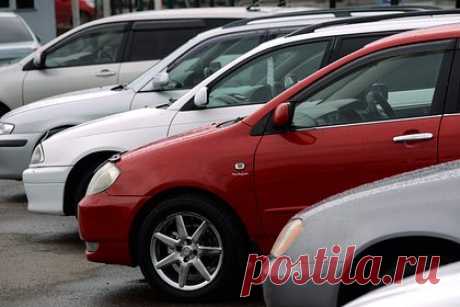 Россиянам дали советы по покупке авто с пробегом. С покупкой машины не следует торопиться, прежде всего, стоит внимательно изучить рынок, сказал генеральный директор компании «Мой Автопрокат» Дмитрий Матвеев. В беседе с «Лентой.ру» он поделился советами по выбору поддержанного авто. На этапе изучения объявлений он рекомендовал обращать внимание на мотор, привод.