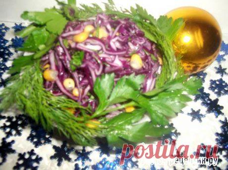 Рецепт: Салат из краснокочанной капусты с кукурузой.