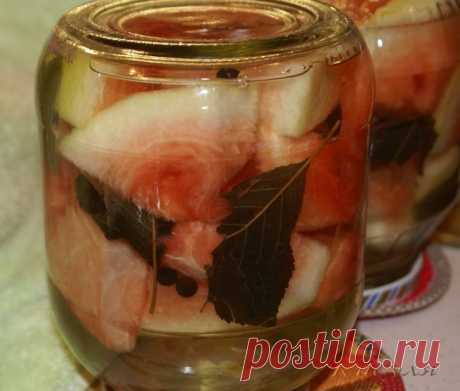 Маринованный арбуз
Купили мы арбуз, а он оказался не очень сладким и не очень красным, вобщем, не радовал совсем, половину съели, а с другой я решила поэкспериментировать
Продукты:
арбуз
перец душистый горошком
листья …