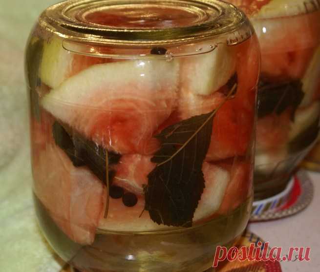 Маринованный арбуз 
Купили мы арбуз, а он оказался не очень сладким и не очень красным, вобщем, не радовал совсем, половину съели, а с другой я решила поэкспериментировать
Продукты:
арбуз
перец душистый горошком
листья …