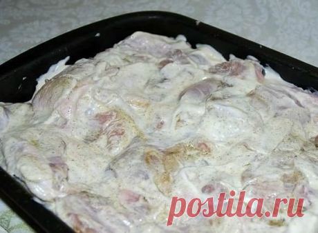 Курица, запеченная с гречкой

Крупа пропитывается соками мяса, получается гречневая каша божественного вкуса, особенно в сочетании с хмели-сунели, а сырная корочка, как фольга, сохраняет все полезные и питательные вещества внутри продукта.

Ингредиенты:

- курица средних размеров
- 2 стакана гречки
- сыр
- сметана
- лук
- чеснок
- приправа хмели-сунели
- соль
-раст. масло 1 ст л

Приготовление:

Два стакана тщательно промытой крупы укладываем на смазанный маслом противень....
