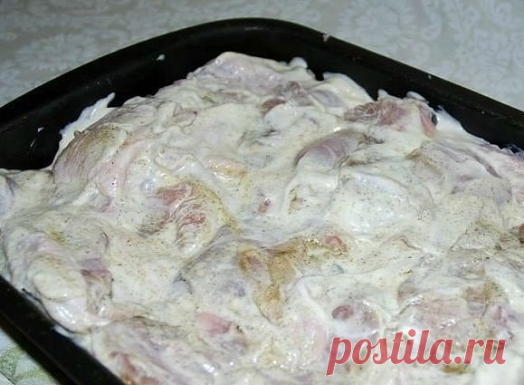 Курица, запеченная с гречкой

Крупа пропитывается соками мяса, получается гречневая каша божественного вкуса, особенно в сочетании с хмели-сунели, а сырная корочка, как фольга, сохраняет все полезные и питательные вещества внутри продукта.

Ингредиенты:

- курица средних размеров
- 2 стакана гречки
- сыр
- сметана
- лук
- чеснок
- приправа хмели-сунели
- соль
-раст. масло 1 ст л

Приготовление:

Два стакана тщательно промытой крупы укладываем на смазанный маслом противень....