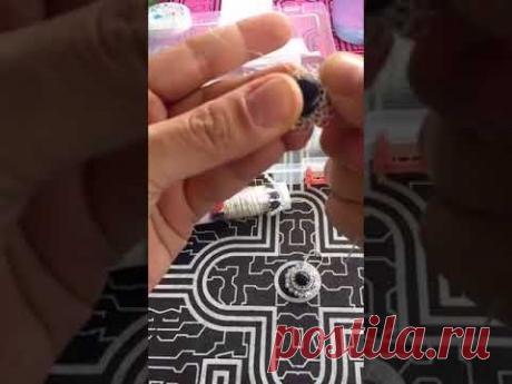 Aretes tejidos con hilo de plata.