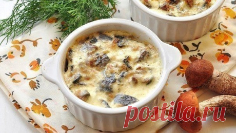 Жульен.

Быстрый в приготовлении и очень нежный на вкус жульен с курицей и грибами.

Время приготовления: 30 мин.
Порций: 2

Ингредиенты:
- 2 куриных грудки
- 300 г шампиньонов
- 200 г сметаны
- 100 г сыра
- соль, перец
- растительное масло для жарки

Приготовление:
1. Куриное филе вымыть, мелко порезать.
2. Сковороду смазать растительным маслом и обжарить куриное филе, в конце жарки посолить и поперчить.
3. Шампиньоны вымыть, нарезать крупными кусочками, обжарить на сково...