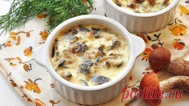 Жульен.

Быстрый в приготовлении и очень нежный на вкус жульен с курицей и грибами.

Время приготовления: 30 мин.
Порций: 2

Ингредиенты:
- 2 куриных грудки
- 300 г шампиньонов
- 200 г сметаны
- 100 г сыра
- соль, перец
- растительное масло для жарки

Приготовление:
1. Куриное филе вымыть, мелко порезать.
2. Сковороду смазать растительным маслом и обжарить куриное филе, в конце жарки посолить и поперчить.
3. Шампиньоны вымыть, нарезать крупными кусочками, обжарить на сково...