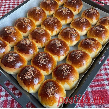 Сдобное дрожжевое тесто для булочек, куличей, плюшек и т.п.
Ингредиенты:
250 мл молока
600 гр. муки
100 гр. сахара
0,5 ч. л. соли
1 пакетик ванильного сахара
100 гр. мягкого сливочного масла (не растапливать!)
2,5 ч. л. сухих дрожжей
3 яичных желтка

Как готовить:

1. В теплое молоко всыпать сахар, соль и дрожжи.

2. Мягкое масло растереть в крошку с мукой.

3. Добавить к муке желтки, ванильный сахар и постепенно влить молочно-дрожжевую смесь.

4. Размешать ложкой, т.к. те...