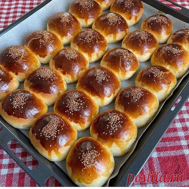 Сдобное дрожжевое тесто для булочек, куличей, плюшек и т.п.
Ингредиенты:
250 мл молока
600 гр. муки
100 гр. сахара
0,5 ч. л. соли
1 пакетик ванильного сахара
100 гр. мягкого сливочного масла (не растапливать!)
2,5 ч. л. сухих дрожжей
3 яичных желтка

Как готовить:

1. В теплое молоко всыпать сахар, соль и дрожжи.

2. Мягкое масло растереть в крошку с мукой.

3. Добавить к муке желтки, ванильный сахар и постепенно влить молочно-дрожжевую смесь.

4. Размешать ложкой, т.к. те...