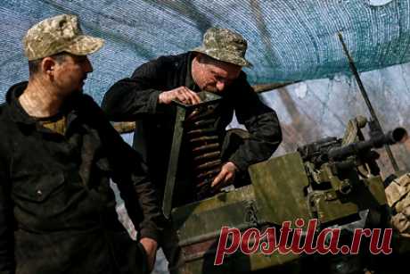 На Украине пожаловались на старые виды оружия и захотели технологии производства. Военный эксперт Олег Стариков заявил, что Запад под видом помощи передает Украине оружие 20-30-летней давности, которого в стране итак большое количество. По его словам, стране необходимы не старые вооружения, а технологии производства минометных и пушечных стволов, чтобы наладить военно-промышленный комплекс.