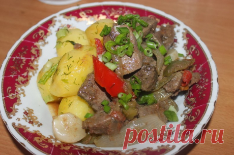 Тушеная печень с перцем, помидорами и луком.
Простой рецепт вкуснейшего тушеного блюда из говяжьей печени, сладкого перца, помидоров, чеснока и репчатого лука.