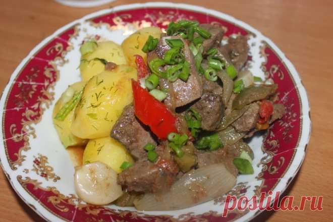 Тушеная печень с перцем, помидорами и луком.
Простой рецепт вкуснейшего тушеного блюда из говяжьей печени, сладкого перца, помидоров, чеснока и репчатого лука.