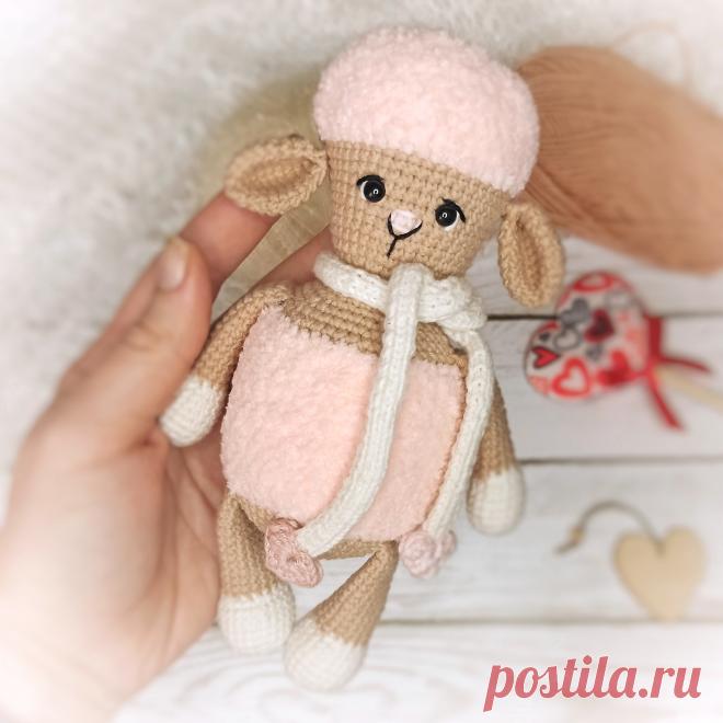 PDF Влюблённая Нэнси крючком. FREE crochet pattern; Аmigurumi animal patterns. Амигуруми схемы и описания на русском. Вязаные игрушки и поделки своими руками #amimore - овечка из плюшевой пряжи, плюшевая овца, баран.