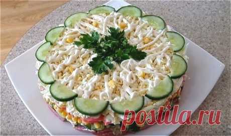Салат с крабовыми палочками, свежим огурчиком и кукурузой
Ингредиенты:
огурец свежий — 70 гр
колбаса — 0,3 кг
вареные яйца — 3 шт
кукуруза — 200 гр
крабовые палочки — 0,2 кг
зеленый лук
майонез
Приготовление:
Огурец промываем, отрезаем хвостики и нарезаем соломкой. Колбасу очищаем и тоже режем соломкой. Яйца натираем на терке. Крабовые палочки нарезаем крупными кусочками. Измельчаем лук.
Начинаем сборку салата. Он у нас будет в форме круга. Каждый слой необходимо промазывать подготовленным май