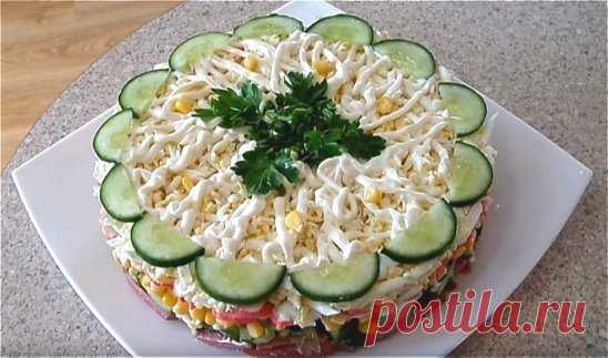 Салат с крабовыми палочками, свежим огурчиком и кукурузой
Ингредиенты:
огурец свежий — 70 гр
колбаса — 0,3 кг
вареные яйца — 3 шт
кукуруза — 200 гр
крабовые палочки — 0,2 кг
зеленый лук
майонез
Приготовление:
Огурец промываем, отрезаем хвостики и нарезаем соломкой. Колбасу очищаем и тоже режем соломкой. Яйца натираем на терке. Крабовые палочки нарезаем крупными кусочками. Измельчаем лук.
Начинаем сборку салата. Он у нас будет в форме круга. Каждый слой необходимо промазывать подготовленным май