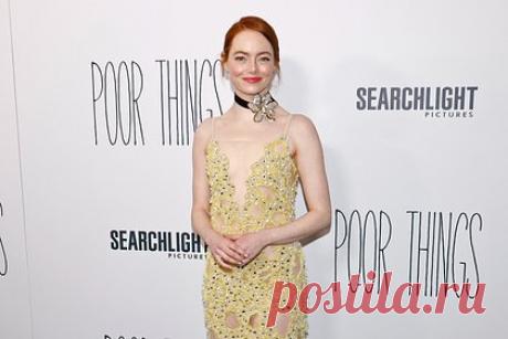 Эмма Стоун пришла на премьеру фильма в дырявом платье и была обругана в сети. Американская актриса Эмма Стоун пришла на премьеру фильма «Бедные-несчастные» в дырявом наряде и была обругана в сети. 35-летняя знаменитость появилась на красной дорожке в желтом платье люксового бренда Louis Vuitton, оформленном глубоким декольте и множеством вырезов разных форм.