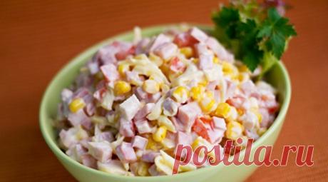 Салат с кукурузой и колбасой / Простые рецепты