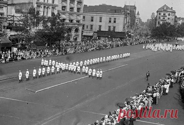 В 1867 году Ку-клукс-клан участвовал в выборах в Теннесси. И во время предвыборной агитации ветераны армии конфедератов убеждали чернокожих избирателей, что возвращение рабства полностью соответствовало бы интересам всех негров. / Историческая справка