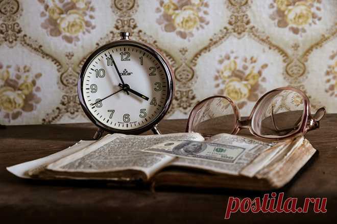 Один почтенный мужчина жил в старинном особняке с прислугой. Однажды он быстро ушел из дома и оставил своей больной жене $ 100 на лекарства. Когда жена пришла домой, денег не нашла. Под подозрение попали: повар Мартин, который утверждал, что видел деньги и положил их под книгу, чтобы не потерять; гувернантка Пола, которая сказала, что положила деньги между страницами 2 и 3; сантехник Гордон видел, как деньги торчали из книги, и положил их между 1-й и 2-й страницами.

Вопрос: кто украл деньги?