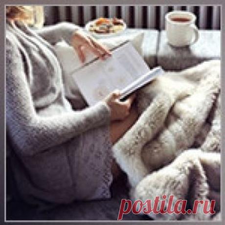 Сыплет с веток золото Октябрь...