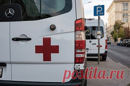 Россиянин ударил головой о стену раскладывавшего листовки в подъезде подростка