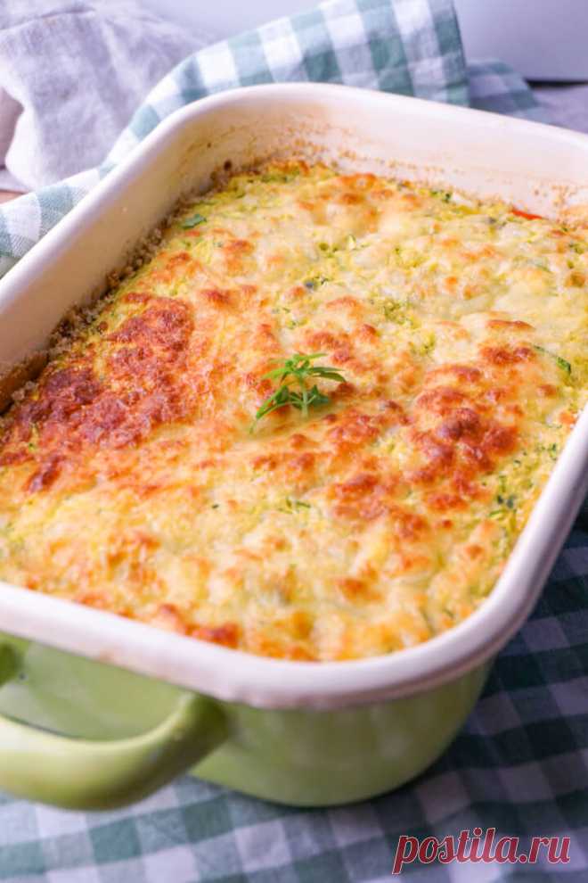 Vegetarischer Zucchini Auflauf - Gesundes Essen zum Abnehmen Dieser vegetarische Zucchini Auflauf ist ein gesundes Essen zum Abnehmen, das kalorienarm und einfach ist. Hier findest du das leckere Rezept mit Gemüse.