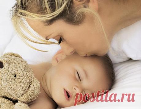 "Спят ли мамы?" - я не знала
На такой вопрос ответ.
Лишь когда я мамой стала,
Поняла: наверно, нет!
У кровати, колыбели
Первые года без сна.
У моей. Твоей постели
Проводила ночь она.
Вот уже мы подрастаем,
Можно маме и поспать...
Мама ждет, когда мы встанем:
Надо в школу нас собрать.
Мы с тобой уже подростки:
Тут уж маме не до сна.
Где мы? Кто к нам ходит в гости?
Первая любовь! Весна!
Институт. Опять тревоги:
Как там? Что там? Не звонит.
Мамочка, тебе поспать бы!
Только сердце всё болит.
С