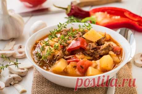 15 рецептов картошки с тушенкой, которые готовятся проще простого