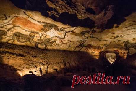Пещера Ласко Пещера Ласко (фр. Grotte de Lascaux) была открыта 12 сентября 1940 года французскими школьниками из городка Монтиньяк. Они случайно обнаружили пещеру, стены которой были сплошь покрыты удивительными рисунками людей и животных – быков, зубров, носорогов, лошадей, оленей, нарисованными в...